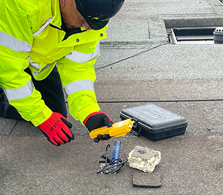 Roof-moisture-probe